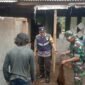 Foto : Kerja bhakti  mengevakuasi dan membersihkan perabotan dan material tanah longsor yang menimpa Atap dan Tembok bagian dapur.