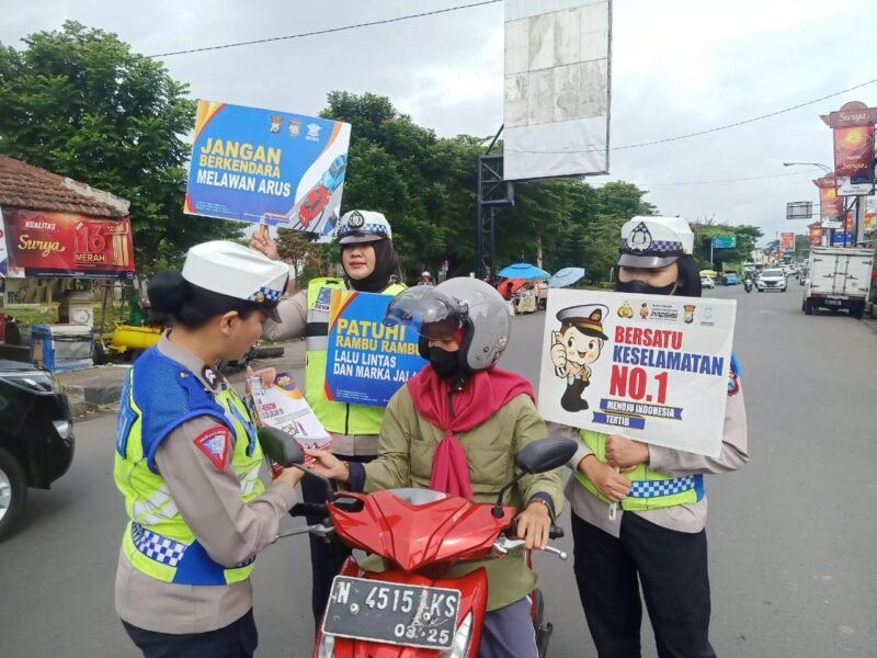 Foto : Satlantas Polres Malang melaksanakan kegiatan sosialisasi Operasi Keselamatan Semeru 2024