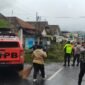 Foto : Proses evakuasi pohon tumbang akibat angin kencang di Kota Batu