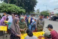 Foto :Kegiatan  operasi pasar di Pasar Tumpang