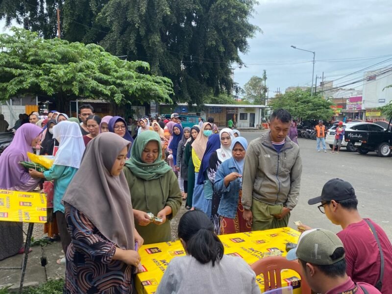 Foto :Kegiatan  operasi pasar di Pasar Tumpang