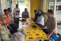Foto :Kapolsek Tumpang jalin silaturahmi bersama pedagang dan Jukir di pasar Tumpang melalui Jumat curhat