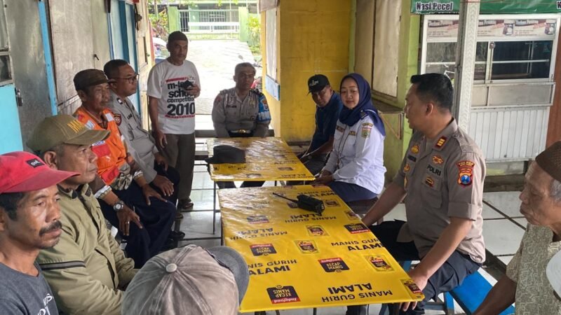 Foto :Kapolsek Tumpang jalin silaturahmi bersama pedagang dan Jukir di pasar Tumpang melalui Jumat curhat