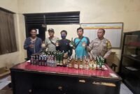Foto : Polsek Pandaan melakukan razia minuman keras di Coffee Maknik AR (21) warga desa Kalirejo
