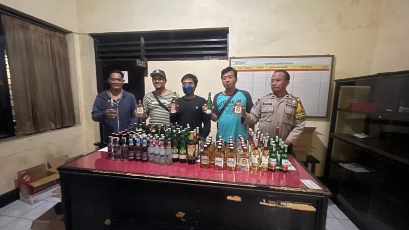 Foto : Polsek Pandaan melakukan razia minuman keras di Coffee Maknik AR (21) warga desa Kalirejo
