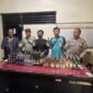 Foto : Polsek Pandaan melakukan razia minuman keras di Coffee Maknik AR (21) warga desa Kalirejo