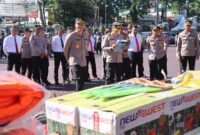 Foto : Kapolres Malang, AKBP Putu Kholis Aryana saat melakukan pengecekan peralatan
