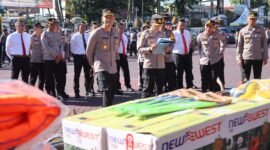 Foto : Kapolres Malang, AKBP Putu Kholis Aryana saat melakukan pengecekan peralatan
