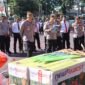 Foto : Kapolres Malang, AKBP Putu Kholis Aryana saat melakukan pengecekan peralatan