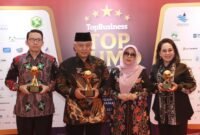 Caption. Bupati Malang H.M Sanusi didampingi Plt Direktur Utama RSUD Kanjuruhan Bobi Prabowo (kiri), Ketua Tim Penggerak PKK kabupaten Malang dan Asisten Administrasi Umum Wahyu Kurniati saat menerima penghargaan Top Pembina BUMD Award 2024