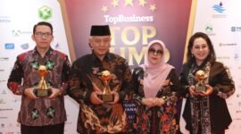 Caption. Bupati Malang H.M Sanusi didampingi Plt Direktur Utama RSUD Kanjuruhan Bobi Prabowo (kiri), Ketua Tim Penggerak PKK kabupaten Malang dan Asisten Administrasi Umum Wahyu Kurniati saat menerima penghargaan Top Pembina BUMD Award 2024