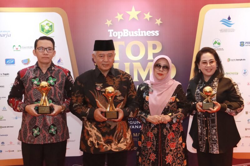 Caption. Bupati Malang H.M Sanusi didampingi Plt Direktur Utama RSUD Kanjuruhan Bobi Prabowo (kiri), Ketua Tim Penggerak PKK kabupaten Malang dan Asisten Administrasi Umum Wahyu Kurniati saat menerima penghargaan Top Pembina BUMD Award 2024