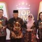Caption. Bupati Malang H.M Sanusi didampingi Plt Direktur Utama RSUD Kanjuruhan Bobi Prabowo (kiri), Ketua Tim Penggerak PKK kabupaten Malang dan Asisten Administrasi Umum Wahyu Kurniati saat menerima penghargaan Top Pembina BUMD Award 2024