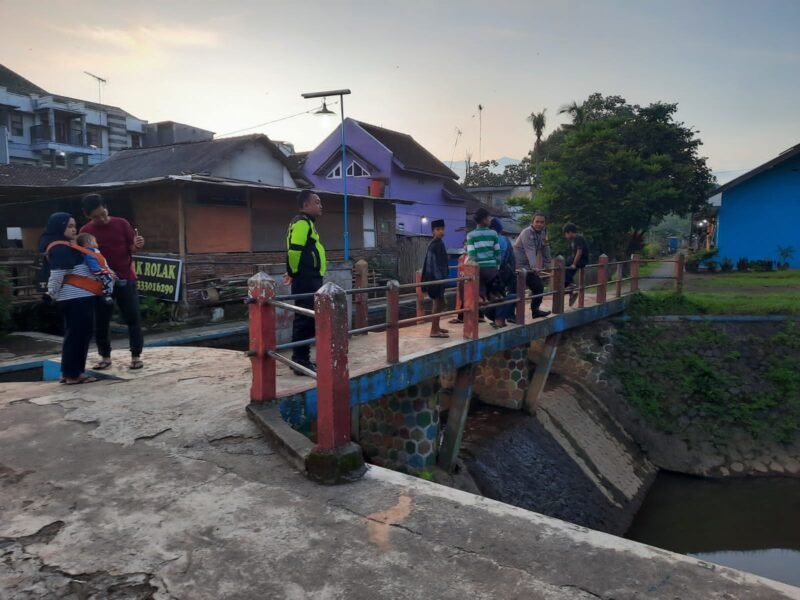 Foto : Personil Polsek Tumpang gelar Patroli di Tempat Wisata untuk berikan rasa nyaman dan aman ke pengunjung