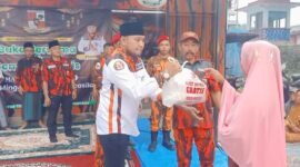 Foto : Ketua PAC Pemuda Pancasila PP Dampit Nanang Qosim memberikan sembako kepada warga 