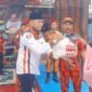 Foto : Ketua PAC Pemuda Pancasila PP Dampit Nanang Qosim memberikan sembako kepada warga 