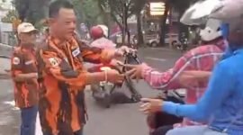 Foto : ketua PAC PP Blimbing Yudi Sinyo bagikan takjil gratis ke pengguna jalan