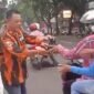 Foto : ketua PAC PP Blimbing Yudi Sinyo bagikan takjil gratis ke pengguna jalan