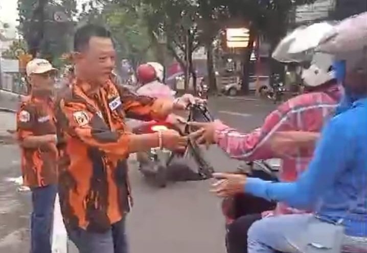 Foto : ketua PAC PP Blimbing Yudi Sinyo bagikan takjil gratis ke pengguna jalan