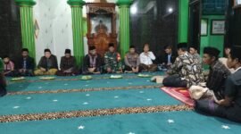 Foto : Kapolsek Tumpang  sampaikan pesan Kamtibmas ke masyarakat melalui program Jumat Curhat