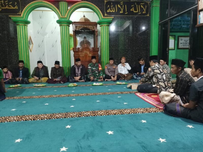Foto : Kapolsek Tumpang  sampaikan pesan Kamtibmas ke masyarakat melalui program Jumat Curhat