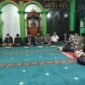 Foto : Kapolsek Tumpang  sampaikan pesan Kamtibmas ke masyarakat melalui program Jumat Curhat