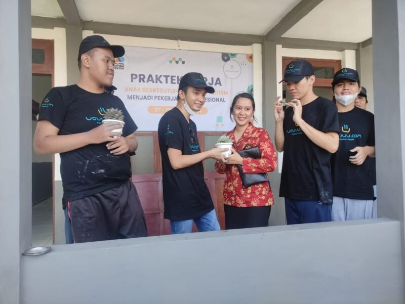 Foto : pelatihan Rupa Citra kepada anak-anak dengan autisme, di Musala Al Ikhlas, Desa Tlekung, Kecamatan Junrejo, Kota Batu