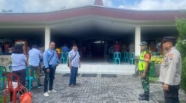 Foto : Personel Polsek Tumpang dan anggota TNI lakukan pengamanan ibadah perayaan Paskah 2024