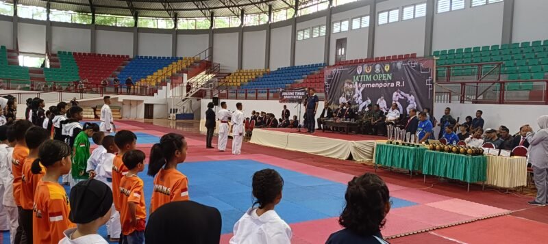 Caption. Pembukaan kejuaraan Karateka Jatim Open piala Kemenpora 2024 dibuka oleh Wakil Bupati Malang Didik Gatot Subroto di GOR Kanjuruhan Kepanjen Malang 