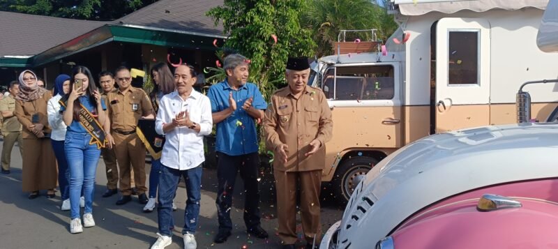 Caption. Bupati Malang H.M Sanusi didampingi Direktur Utama Perum Jasa Yasa R Djoni Sudjatmiko saat melaunching campervan di Pendopo Agung Kabupaten Malang 