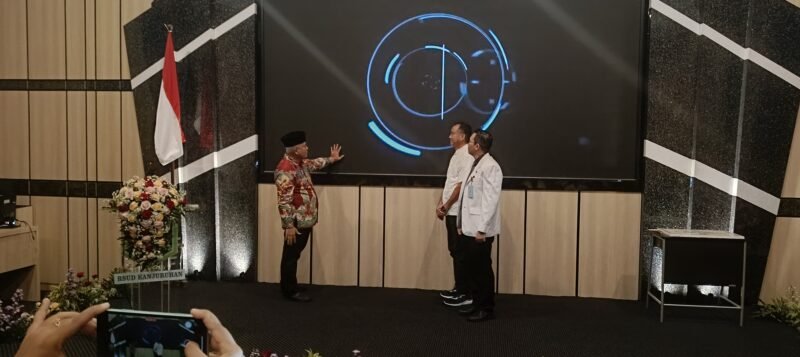 Caption Bupati Malang H.M Sanusi didampingi Plt Direktur Utama RSUD Kanjuruhan Malang Bobi Prabowo saat meresmikan pengembangan layanan kesehatan 