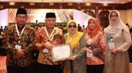 Caption. Bupati Malang H.M Sanusi didampingi Ketua TP PKK kabupaten Malang Aniz Zaida Sanusi dan Ketua BAZNAS Kabupaten Malang serta OPD usai menerima penghargaan BAZNAS Award 2024