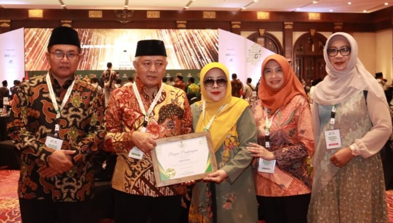 Caption. Bupati Malang H.M Sanusi didampingi Ketua TP PKK kabupaten Malang Aniz Zaida Sanusi dan Ketua BAZNAS Kabupaten Malang serta OPD usai menerima penghargaan BAZNAS Award 2024