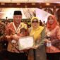 Caption. Bupati Malang H.M Sanusi didampingi Ketua TP PKK kabupaten Malang Aniz Zaida Sanusi dan Ketua BAZNAS Kabupaten Malang serta OPD usai menerima penghargaan BAZNAS Award 2024