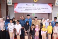 Caption. Bupati Malang didampingi Pj Sekretaris Daerah, Ketua Tim Penggerak PKK dan Camat Ampelgading saat menyerahkan bantuan sosial untuk anak yatim piatu 