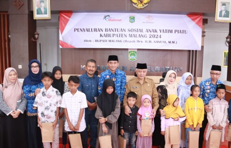 Caption. Bupati Malang didampingi Pj Sekretaris Daerah, Ketua Tim Penggerak PKK dan Camat Ampelgading saat menyerahkan bantuan sosial untuk anak yatim piatu 