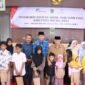 Caption. Bupati Malang didampingi Pj Sekretaris Daerah, Ketua Tim Penggerak PKK dan Camat Ampelgading saat menyerahkan bantuan sosial untuk anak yatim piatu 