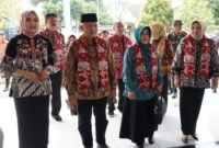 Caption. Bupati Malang H.M Sanusi didampingi Ketua Tim Penggerak PKK kabupaten Malang Hj Anis Zaida Sanusi, Kepala Desa Senggreng saat meninjau Balai Desa Senggreng Kecamatan Sumberpucung 
