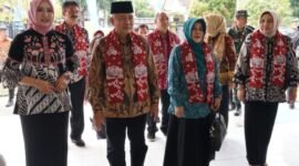 Caption. Bupati Malang H.M Sanusi didampingi Ketua Tim Penggerak PKK kabupaten Malang Hj Anis Zaida Sanusi, Kepala Desa Senggreng saat meninjau Balai Desa Senggreng Kecamatan Sumberpucung 