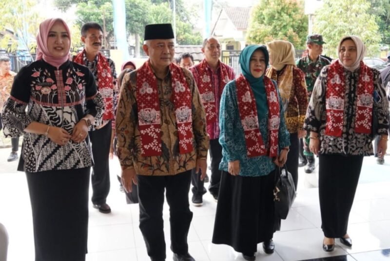 Caption. Bupati Malang H.M Sanusi didampingi Ketua Tim Penggerak PKK kabupaten Malang Hj Anis Zaida Sanusi, Kepala Desa Senggreng saat meninjau Balai Desa Senggreng Kecamatan Sumberpucung 
