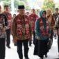 Caption. Bupati Malang H.M Sanusi didampingi Ketua Tim Penggerak PKK kabupaten Malang Hj Anis Zaida Sanusi, Kepala Desa Senggreng saat meninjau Balai Desa Senggreng Kecamatan Sumberpucung 