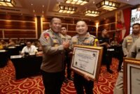 Foto : Kapolres Pasuruan AKBP Teddy Chandra, S.I.K.M.Si terima Penghargaan 