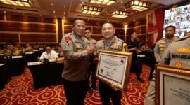 Foto : Kapolres Pasuruan AKBP Teddy Chandra, S.I.K.M.Si terima Penghargaan 