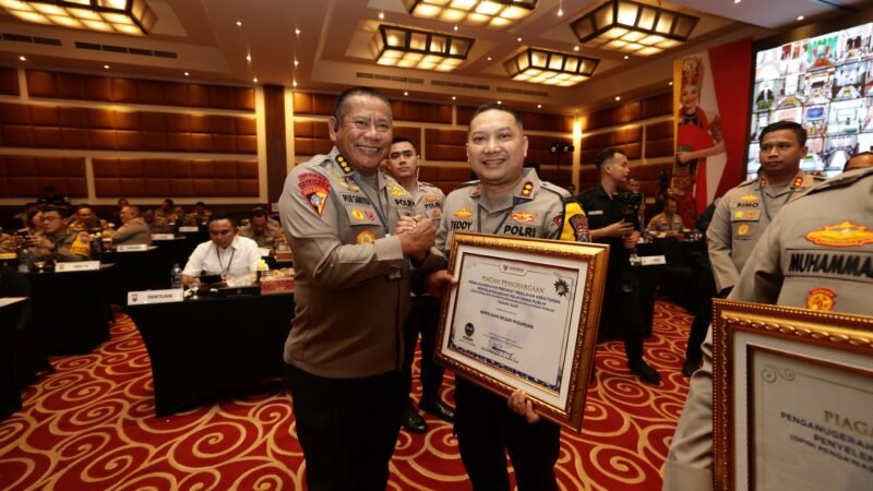 Foto : Kapolres Pasuruan AKBP Teddy Chandra, S.I.K.M.Si terima Penghargaan 