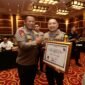Foto : Kapolres Pasuruan AKBP Teddy Chandra, S.I.K.M.Si terima Penghargaan 