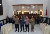 Foto : Kapolres Pasuruan AKBP Teddy Chandra, S.I.K., M.Si. didampingi Kasat Binmas Polres Pasuruan AKP Nanang Abidin, S.H. yang dihadiri oleh Ketua dan Awak Satkamling se-Kabupaten Pasuruan