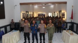Foto : Kapolres Pasuruan AKBP Teddy Chandra, S.I.K., M.Si. didampingi Kasat Binmas Polres Pasuruan AKP Nanang Abidin, S.H. yang dihadiri oleh Ketua dan Awak Satkamling se-Kabupaten Pasuruan