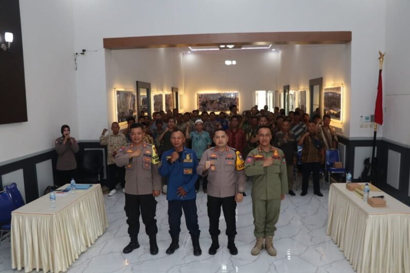 Foto : Kapolres Pasuruan AKBP Teddy Chandra, S.I.K., M.Si. didampingi Kasat Binmas Polres Pasuruan AKP Nanang Abidin, S.H. yang dihadiri oleh Ketua dan Awak Satkamling se-Kabupaten Pasuruan