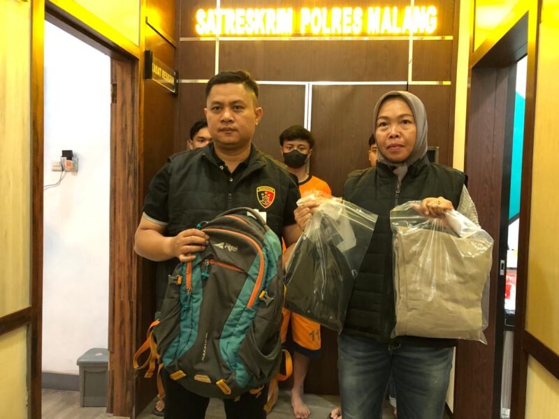 Foto : Kaurbinops Satreskrim Polres Malang, Iptu Ahmad Taufik menunjukkan barang bukti milik pelaku