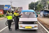 Foto : Satlantas Polres Malang tempekan stiker berisi imbauan keselamatan berlalu lintas